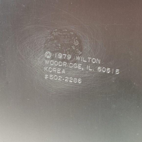 Wilton medal or medallion cake pan.  Nothing better than a Wilton. - Picture 2 of 7